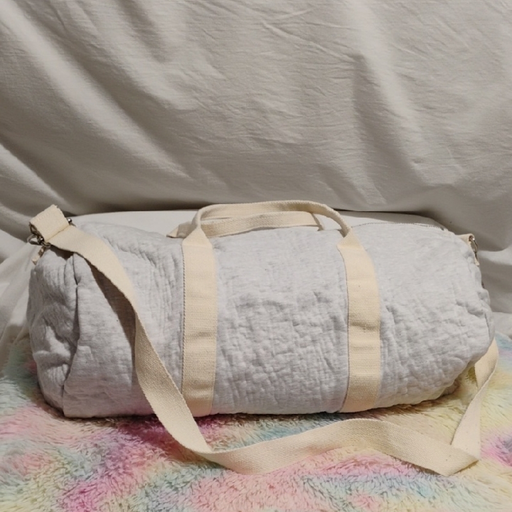 (#30) Mixedbag Designs Grey Quilted Duffel Bag with Cream Straps Like New